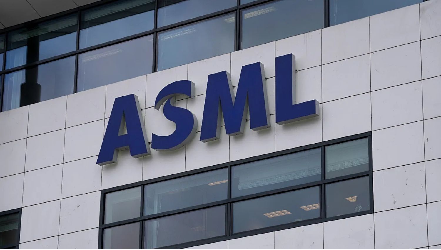 ASML Raises 2026 Sales Outlook as AI Demand Powers Chip Equipment Sales