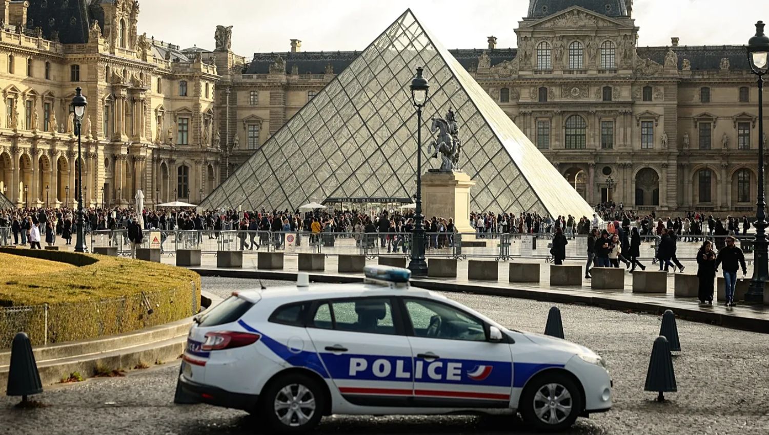 Louvre robbers say organiser was disappointed with €88m haul: 'He expected more