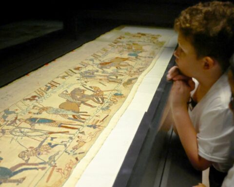 british museum bayeux tapestry queues apology