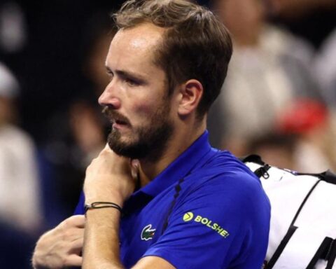 medvedev disqualified china open djokovic spectator