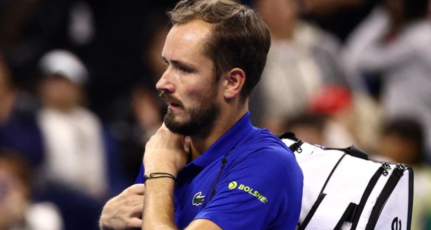 medvedev disqualified china open djokovic spectator