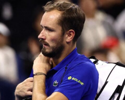 medvedev disqualified china open djokovic spectator